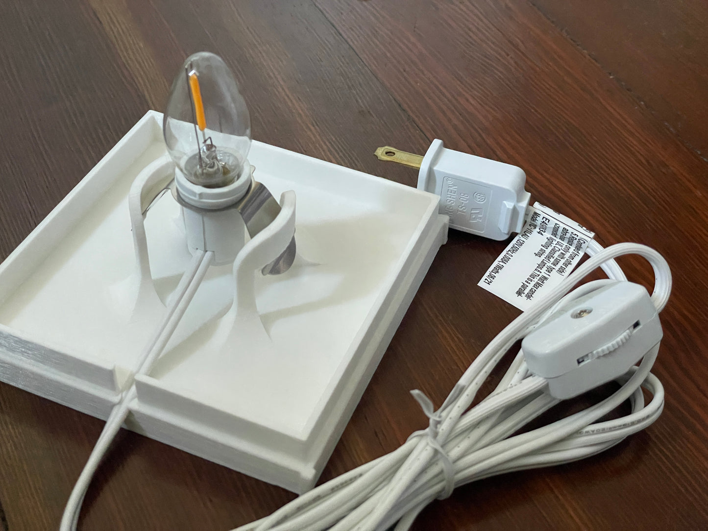 Crinkle lamp base for clip-in accessory bulb STL file