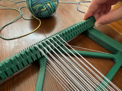 Pocket Loom Weaving Kit 7"x7" 8-dent